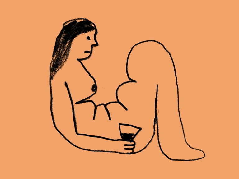 Eine Frau mit seltsamen Knubbeln am Unterkörper liegt halb gelassen/halb ein wenig traurig mit einem Glas Wein in der Hand auf dem Boden.