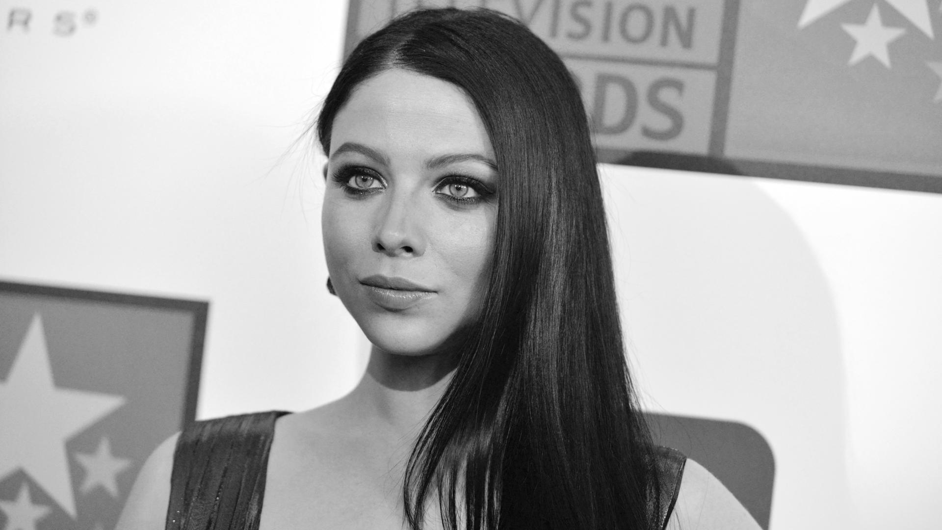 Schwarz-weiß-Aufnahme von Schauspielerin Michelle Trachtenberg bei den Critics' Choice Television Awards. 