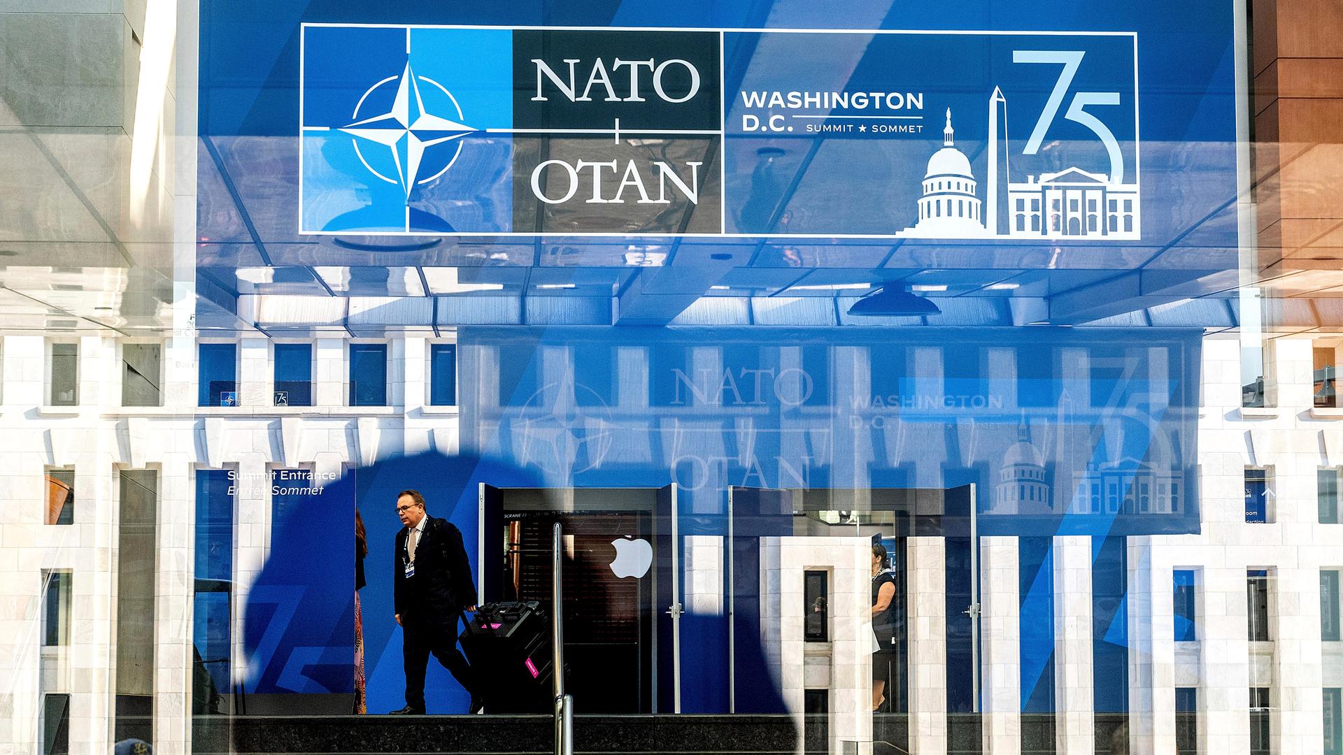 Ein Teilnehmer am NATO-Gipfel geht durch das Walter E. Washington Convention Center in Washington