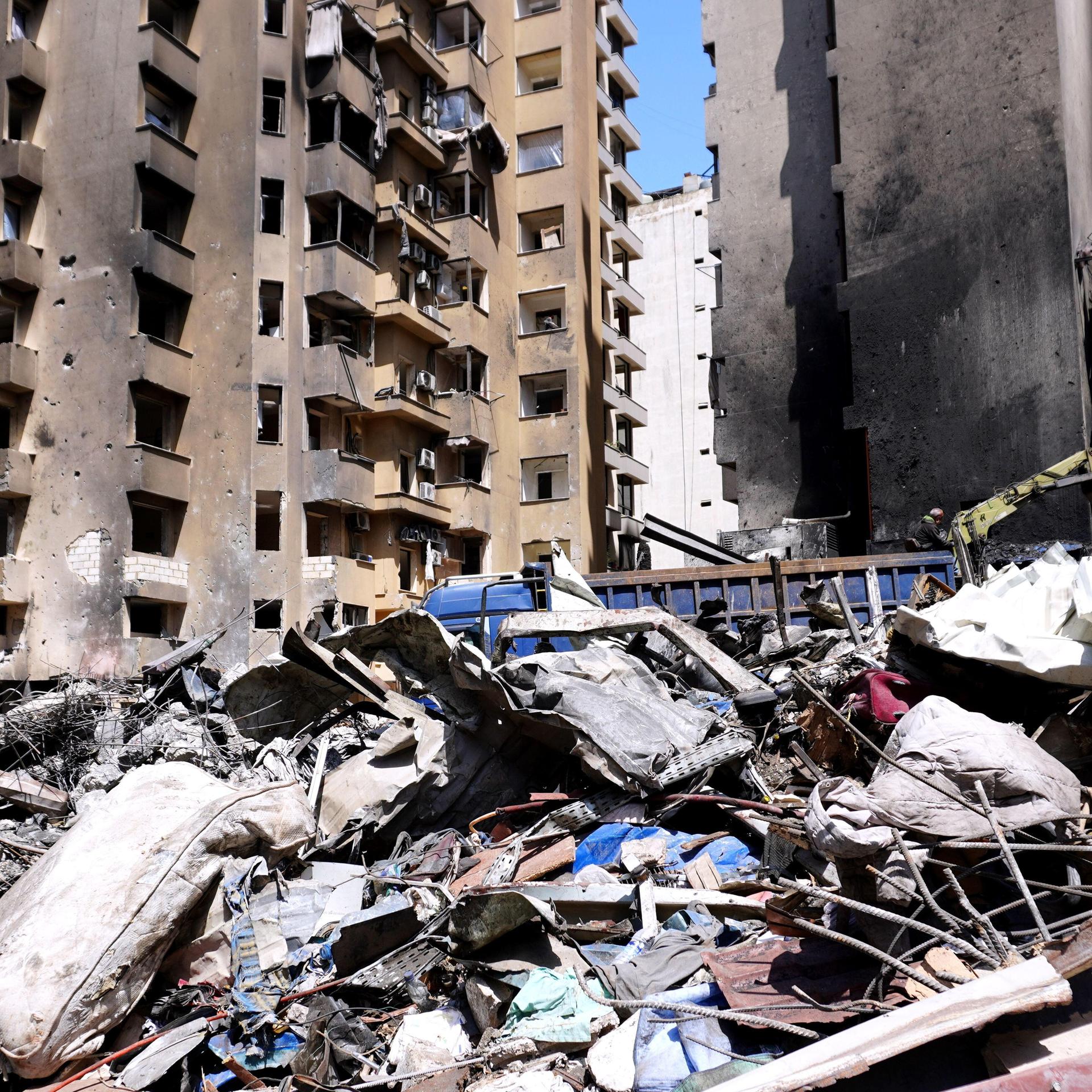 Zu sehen sind Gebäude im Zentrum von Beirut. Im Vordergrund liegen Trümmer.