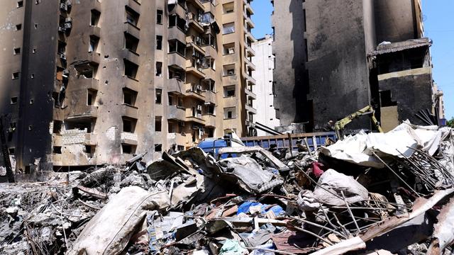 Zu sehen sind Gebäude im Zentrum von Beirut. Im Vordergrund liegen Trümmer.
