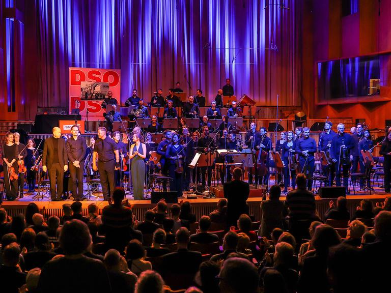 Das Deutsche Symphonie-Orchester während eines Konzerts im RBB Sendesaal in Berli.