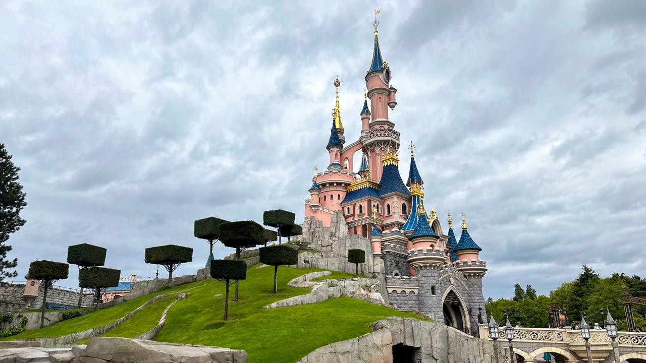 Das Dornröschen-Schloss in Europas größtem Vergnügungspark "Disneyland" in Paris, Frankreich.