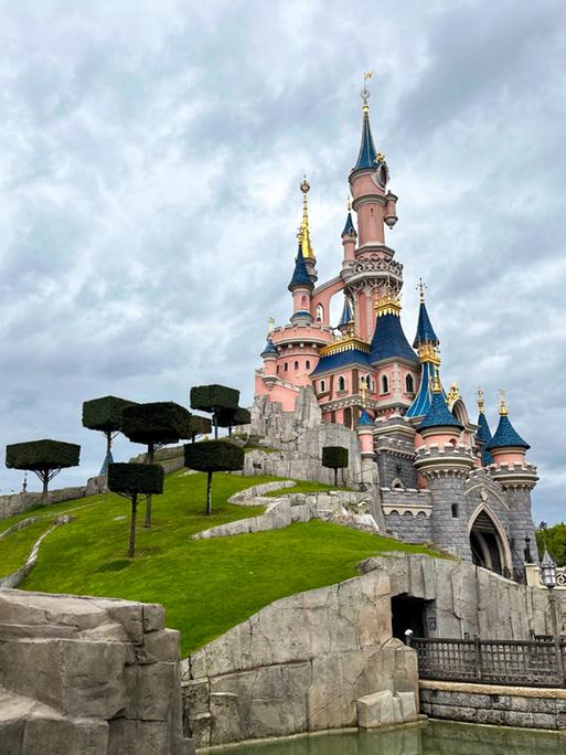 Das Dornröschen-Schloss in Europas größtem Vergnügungspark "Disneyland" in Paris, Frankreich.