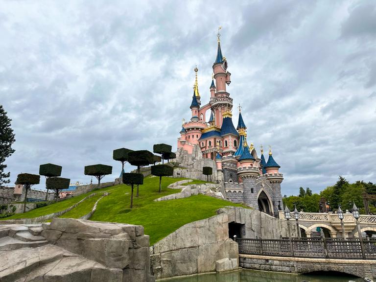 Das Dornröschen-Schloss in Europas größtem Vergnügungspark "Disneyland" in Paris, Frankreich.