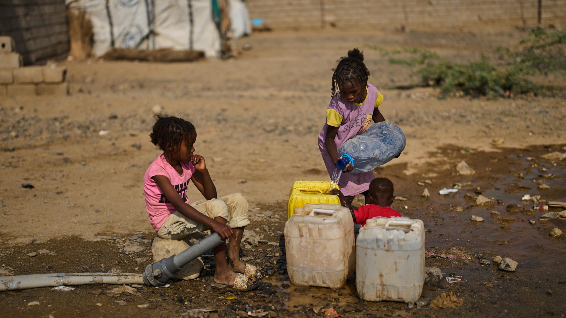 Binnenvertriebene sudanesische Kinder holen Wasser im Lager Al Heshan in Port Sudan. 
