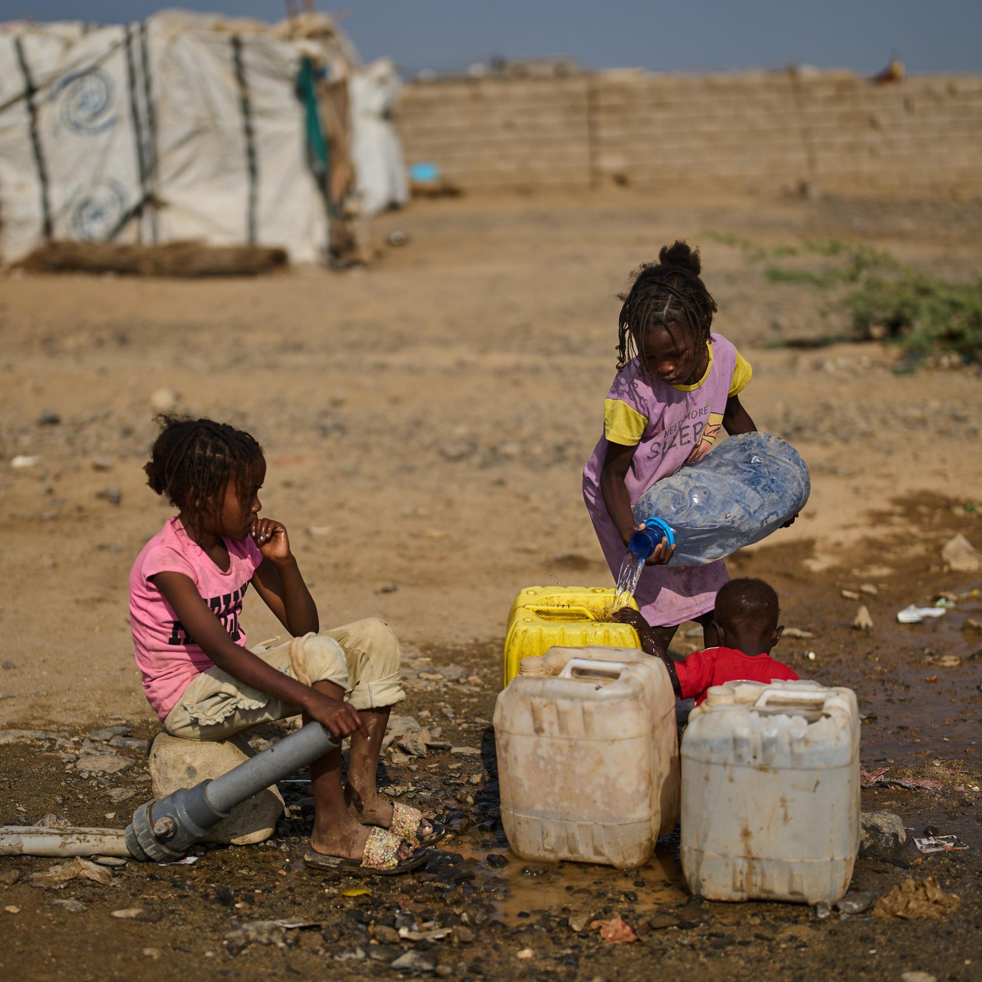 Binnenvertriebene sudanesische Kinder holen Wasser im Lager Al Heshan in Port Sudan. 