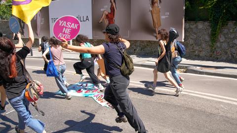 Während einer Demonstration zur Unterstützung von Transgender-Personen und deren Rechten im Rahmen der LGBTQ-Pride-Woche in Istanbul am 21. Juni 2026 fliehen Menschen vor der Polizei. 