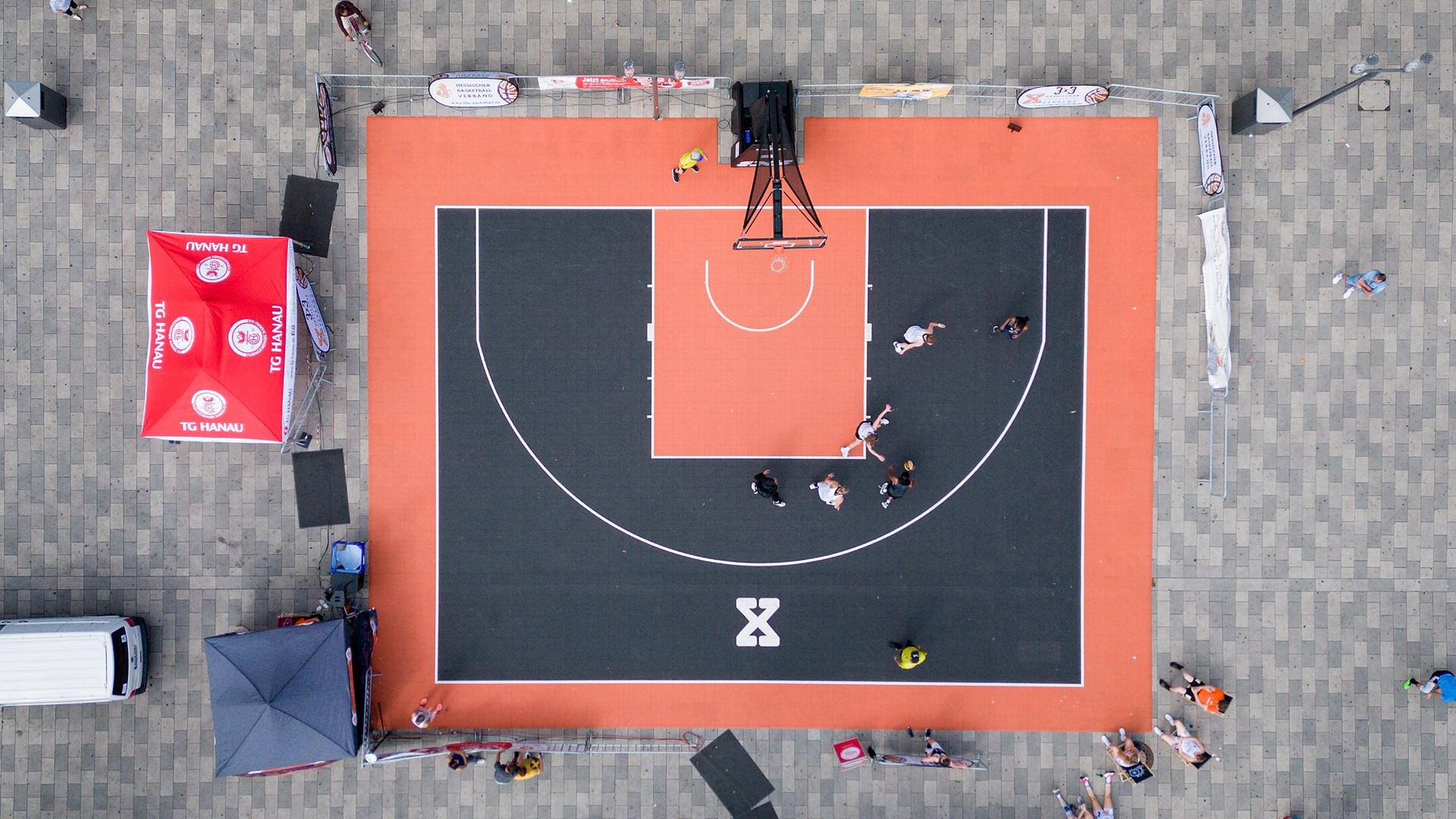 Ein 3x3-Basketballcourt aus der Vogelperspektive.