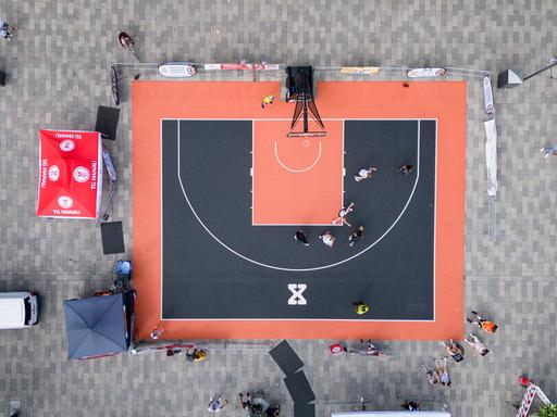 Ein 3x3-Basketballcourt aus der Vogelperspektive.