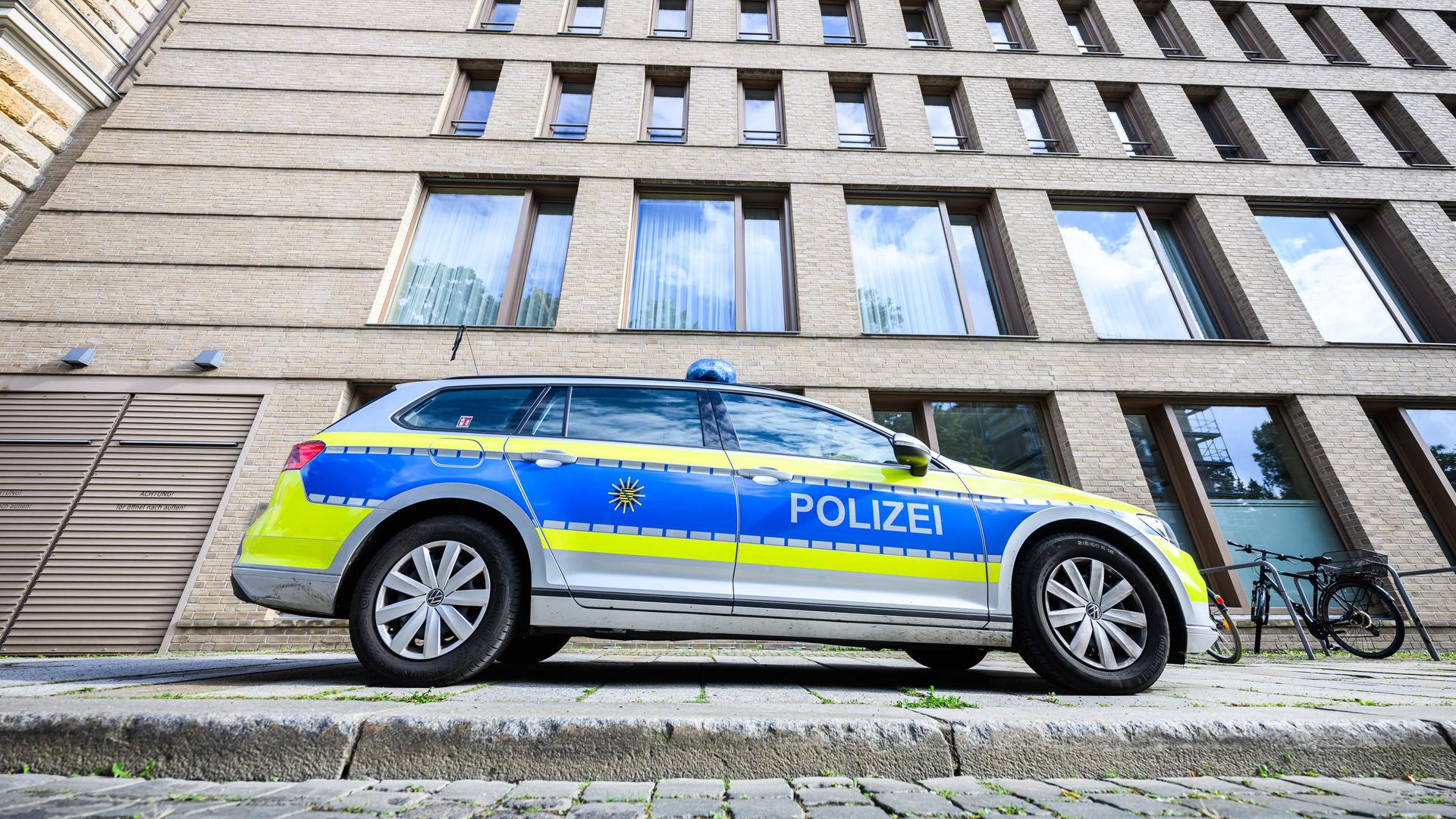 Polizeiauto vor dem Justizzentrum in Dresden Polizeiauto vor dem Justizzentrum in Dresden