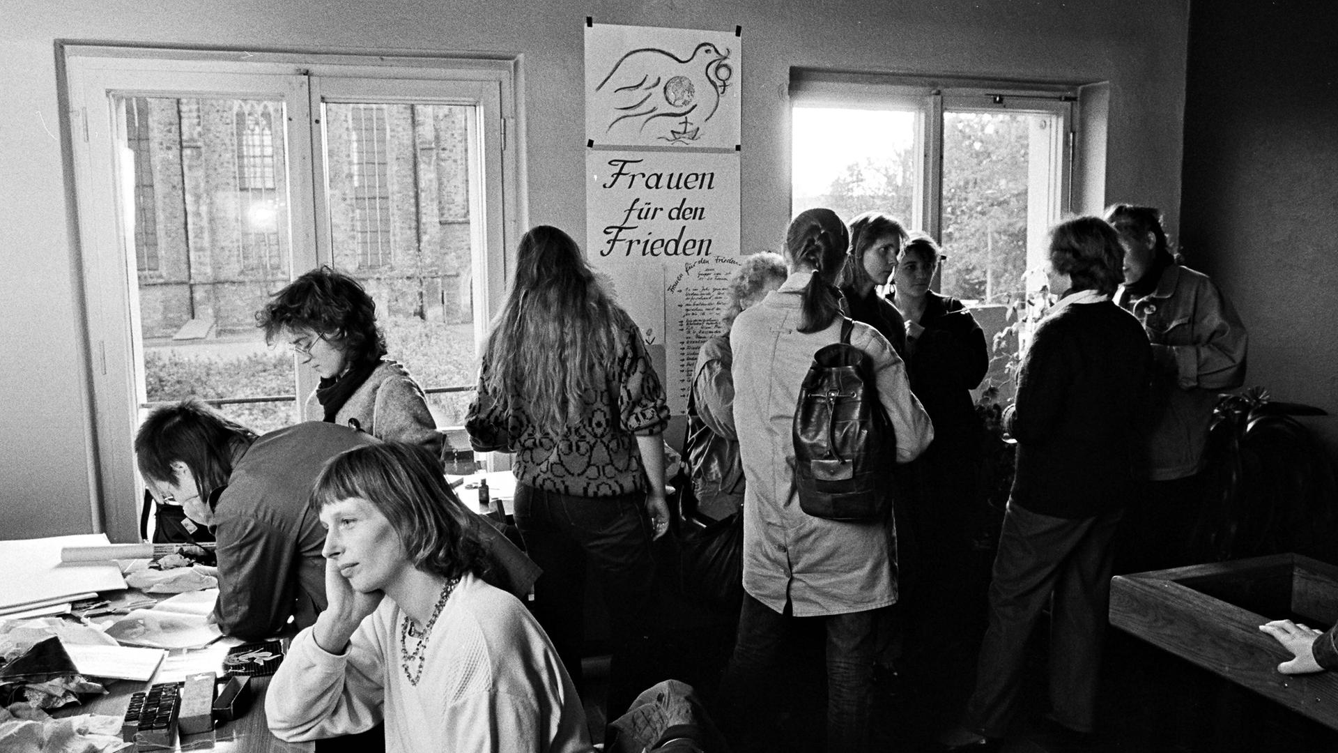 Ökumenische Versammlung Frieden, Gerechtigkeit und Bewahrung der Schöpfung, 8. - 11. 10. 1988 in Magdeburg, Gruppe Frauen für den Frieden. Mehrere Frauen stehen und sitzen in einem Raum.