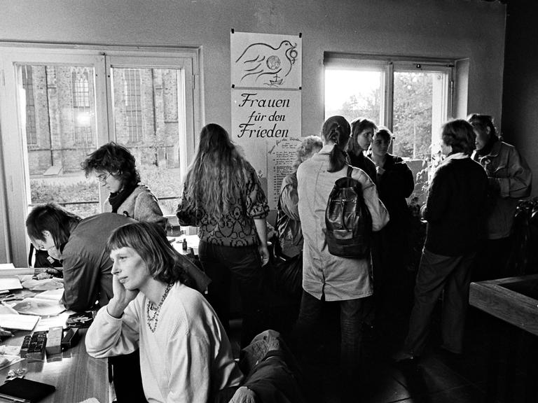 Ökumenische Versammlung Frieden, Gerechtigkeit und Bewahrung der Schöpfung, 8. - 11. 10. 1988 in Magdeburg, Gruppe Frauen für den Frieden. Mehrere Frauen stehen und sitzen in einem Raum.