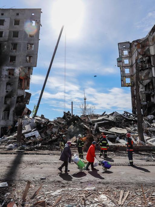 Zerstörte Häuser in einer Stadt in der Ukraine