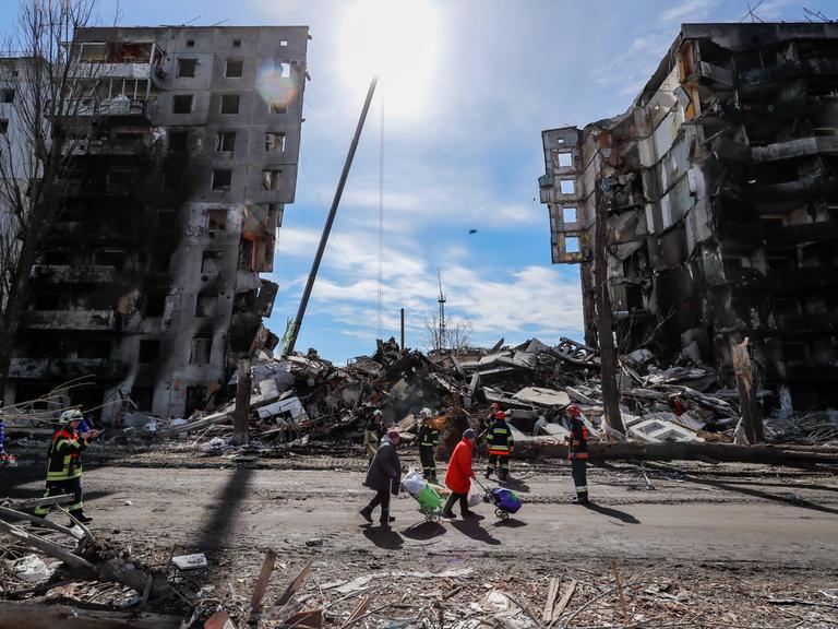 Zerstörte Häuser in einer Stadt in der Ukraine