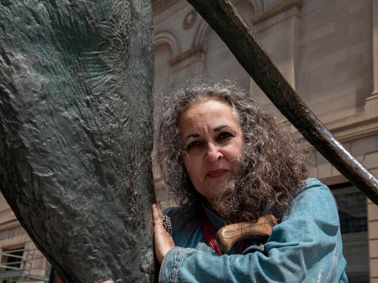 Emil Ferris steht vor dem Kunstmuseum in Chicago