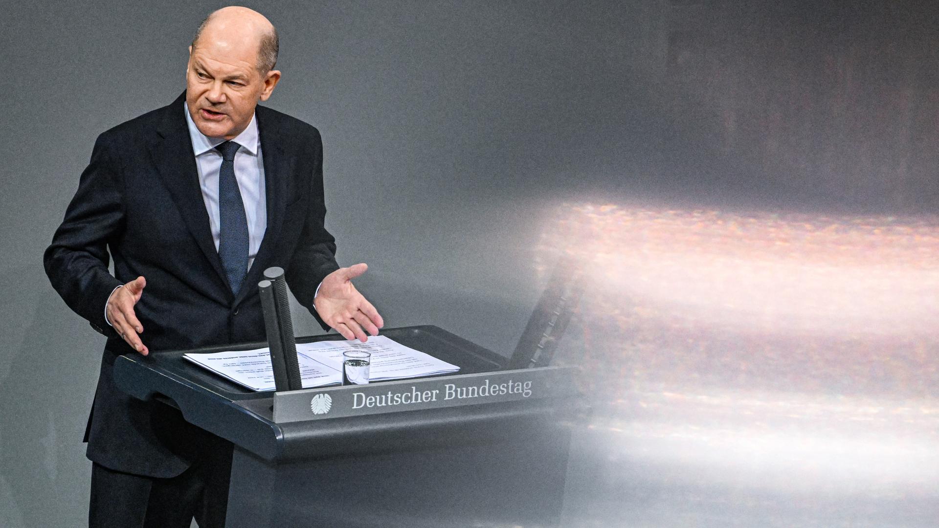 Olaf Scholz steht am Redepult im Deutschen Bundestag