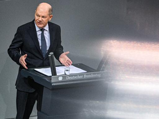 Olaf Scholz steht am Redepult im Deutschen Bundestag