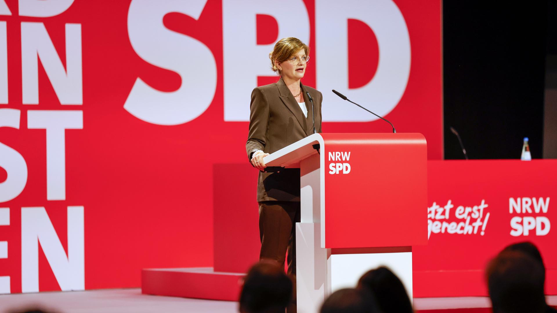 Sarah Philipp, Co-Vorsitzende der SPD Nordrhein-Westfalen, spricht bei der Landesdelegiertenkonferenz der SPD Nordrhein-Westfalen. Die NRW SPD will bei der Delegiertenkonferenz den Spitzenkandidaten für die Landtagswahl 2027 küren.