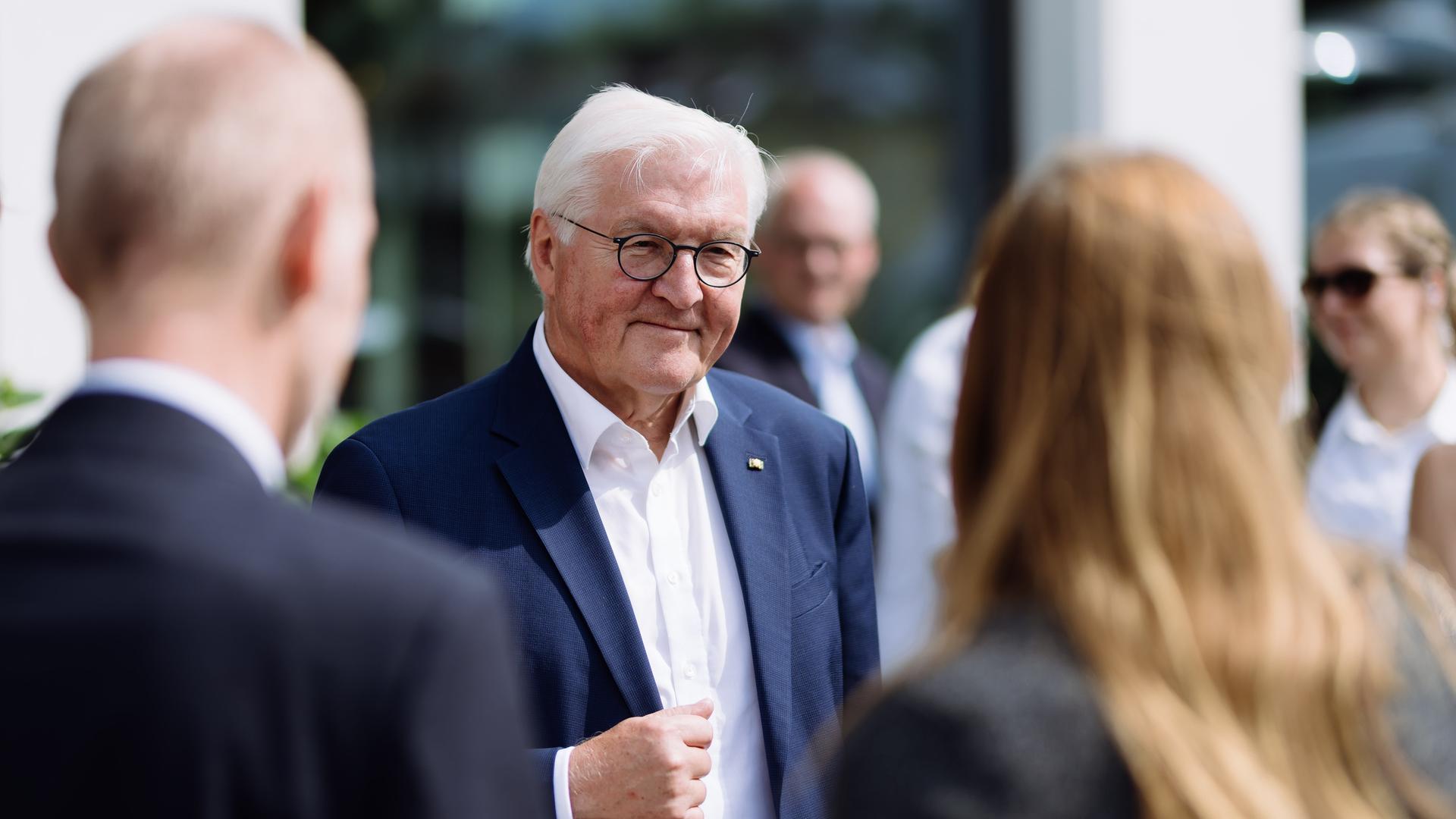 Bundespräsident Frank-Walter Steinmeier (M) steht in Lörrach und spricht mit Bürgerinnen und Bürgern. Mit seiner Besuchsreihe "Ortszeit Deutschland" ist er von Dienstag bis Donnerstag in Hattingen im Ruhrgebiet zu Gast. 