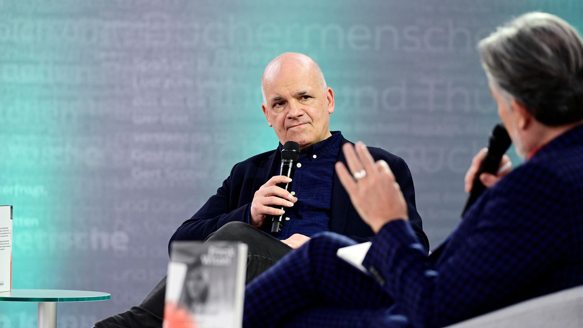 Frank Witzel im Gespräch zu seinem Buch 'Meine Literaturgeschichte des 20. Jahrhunderts' auf der ARD, ZDF und 3sat Literaturbühne auf der Leipziger Buchmesse 2024 auf dem Messegelände. Frank Witzel im Gespräch zu seinem Buch 'Meine Literaturgeschichte des 20. Jahrhunderts' auf der ARD, ZDF und 3sat Literaturbühne auf der Leipziger Buchmesse 2024 auf dem Messegelände.