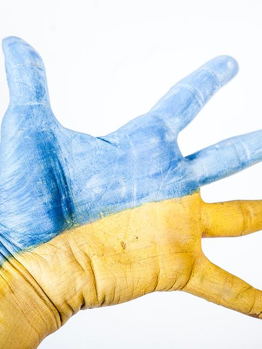 Eine Hand in den Farben der ukrainischen Flagge.