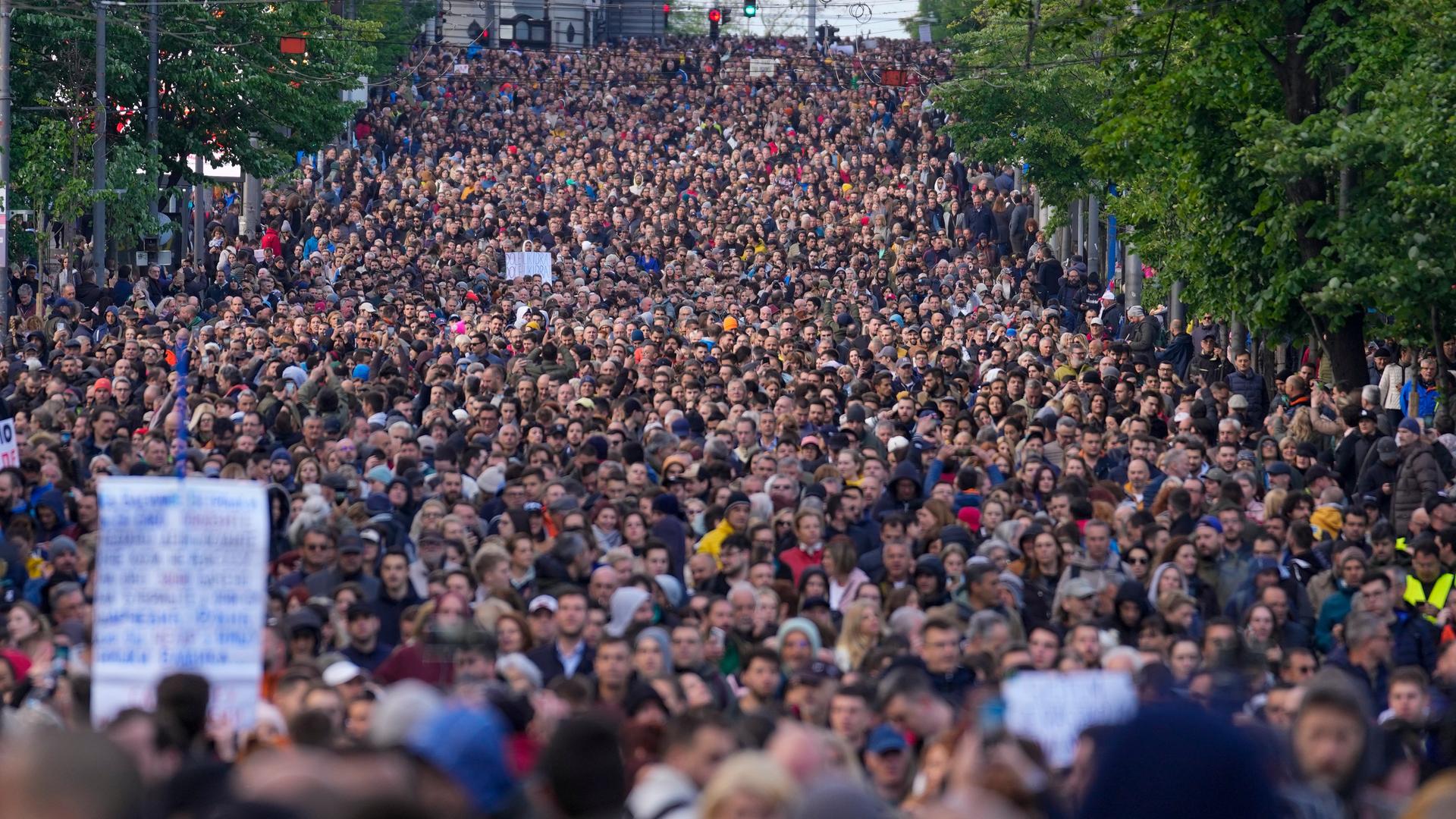 Menschen blockieren in Belgrad eine Autobahn während einer Demonstration gegen Gewalt. Menschen blockieren in Belgrad eine Autobahn während einer Demonstration gegen Gewalt.