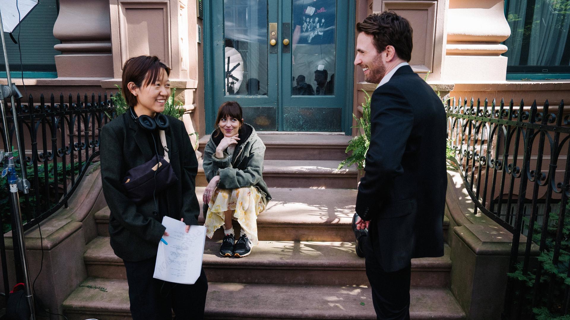 Celine Song, Dakota Johnson und Chris Evans bei den Dreharbeiten für "Materialists"