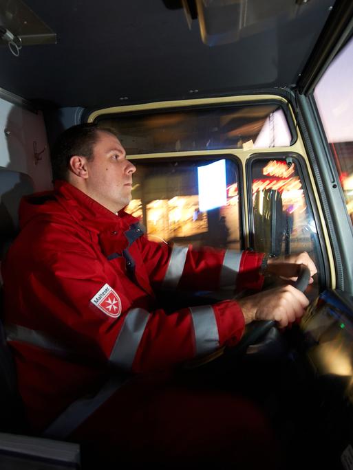 Ein Sanitäter im Rettungswagen.