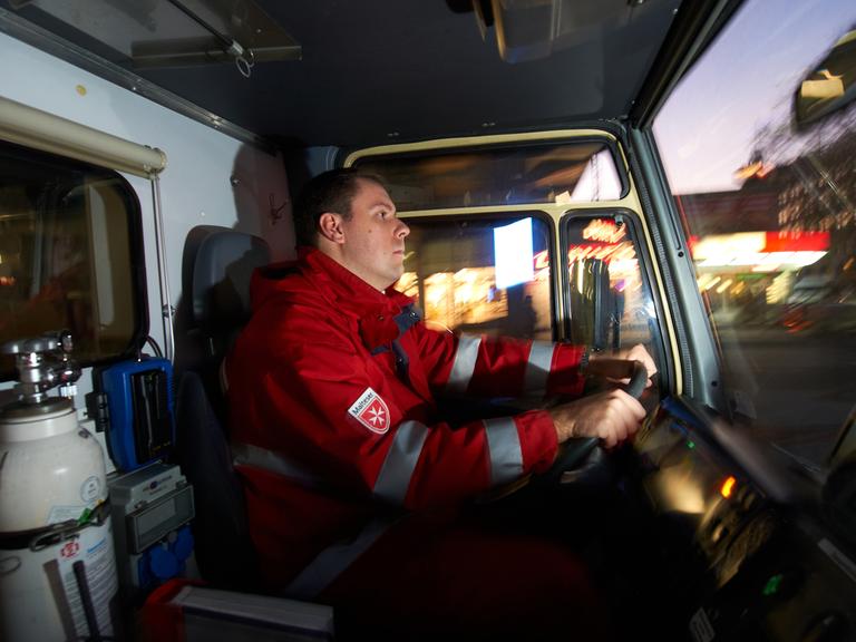 Ein Sanitäter im Rettungswagen.