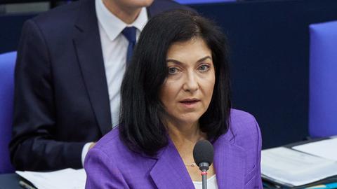 Katherina Reiche (CDU), Bundesministerin für Wirtschaft und Energie, spricht während einer Sitzung des Deutschen Bundestages zu den Abgeordneten.