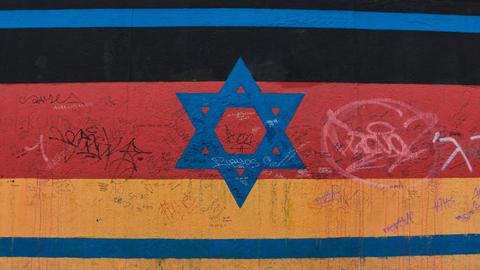 Israel-Flagge mit Deutschland-Farben an der East Side Gallery in Berlin (Berliner Mauer)