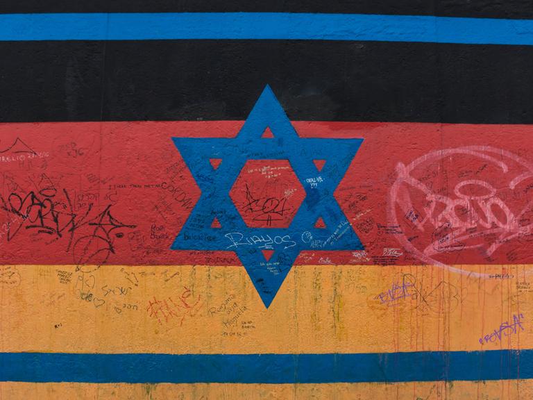 Israel-Flagge mit Deutschland-Farben an der East Side Gallery in Berlin (Berliner Mauer)