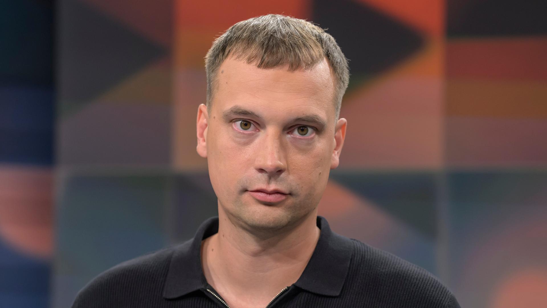 Der Schriftsteller Rapper und Podcaster Hendrik Bolz