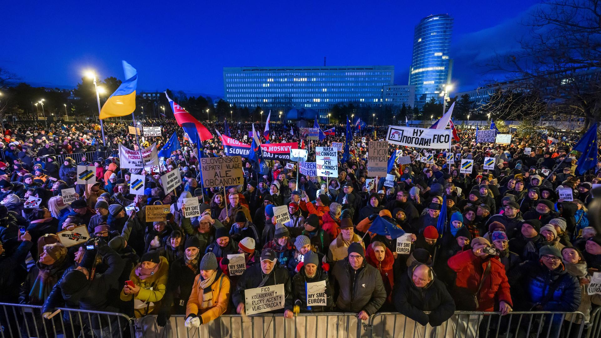 Menschen nehmen an einer Demonstration unter dem Motto "Die Slowakei ist Europa" teil.