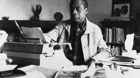 James Baldwin an seiner Schreibmaschine zu Hause in Frankreich