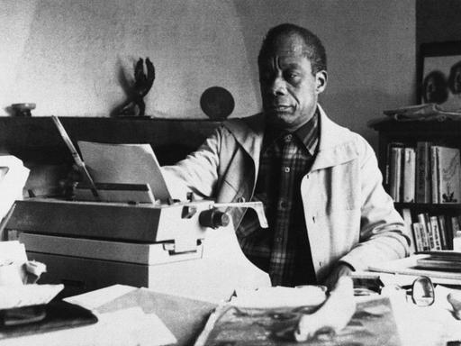 James Baldwin an seiner Schreibmaschine zu Hause in Frankreich