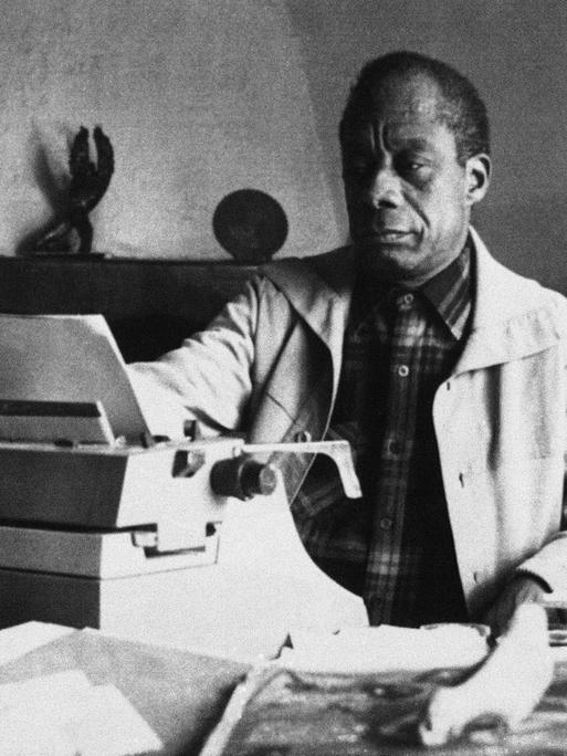 James Baldwin an seiner Schreibmaschine zu Hause in Frankreich