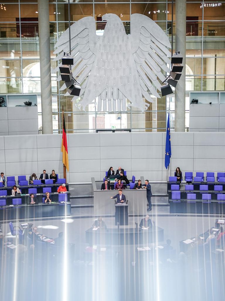 Karl Lauterbach (SPD), Bundesminister für Gesundheit, spricht im Plenum des Bundestags bei der ersten Lesung zum Haushalt 2024.