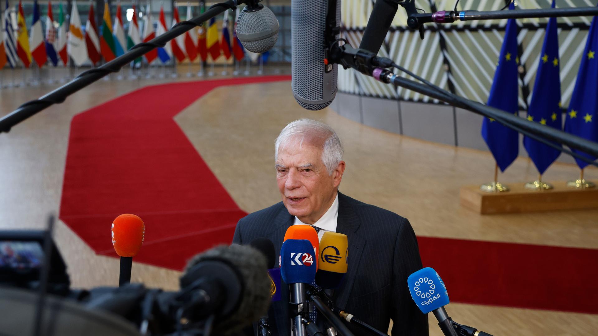 Belgien, Brüssel: Der Chef der Außenpolitik der Europäischen Union, Josep Borrell, spricht zur Presse, nachdem er zu einem Treffen der EU-Außenminister im Gebäude des Europäischen Rates in Brüssel eingetroffen ist. 