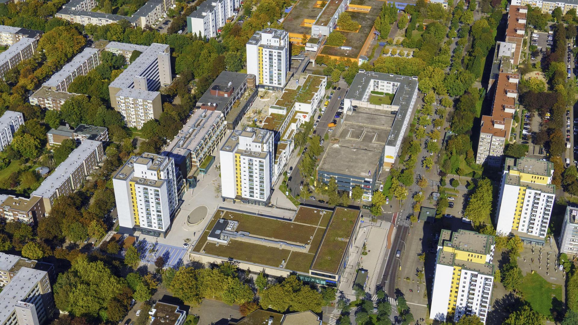Luftbildaufnahme der Großwohnsiedlung Mümmelmannsberg in Hamburg mit mehreren Wohnblocks