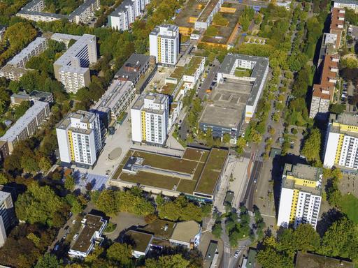 Luftbildaufnahme der Großwohnsiedlung Mümmelmannsberg in Hamburg mit mehreren Wohnblocks