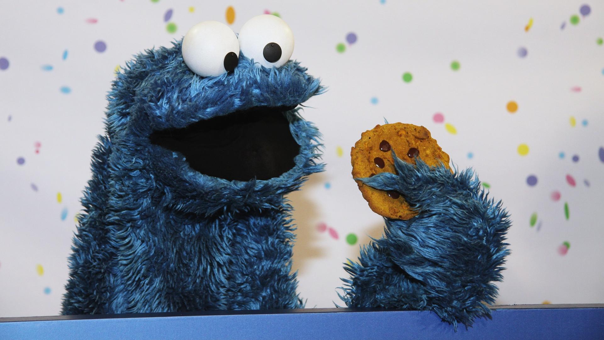 Gierig auf Cookies: Der Cookie Monster (Krümelmonster) mit Keks