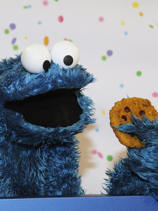 Gierig auf Cookies: Der Cookie Monster (Krümelmonster) mit Keks