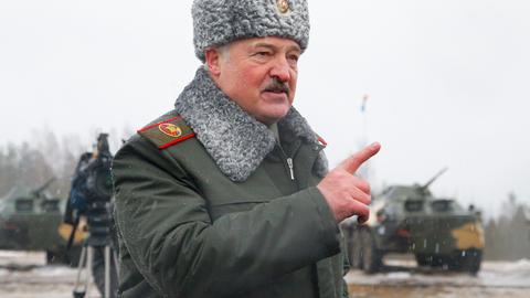 Der belarussische Präsident Alexander Lukaschenko gestikuliert, während in der Nähe von Osipovichi, Belarus, auf dem Übungsgelände Osipovichi mit Journalisten spricht. Er trägt eine Fellmütze und eine Uniform mit Fellkragen.
