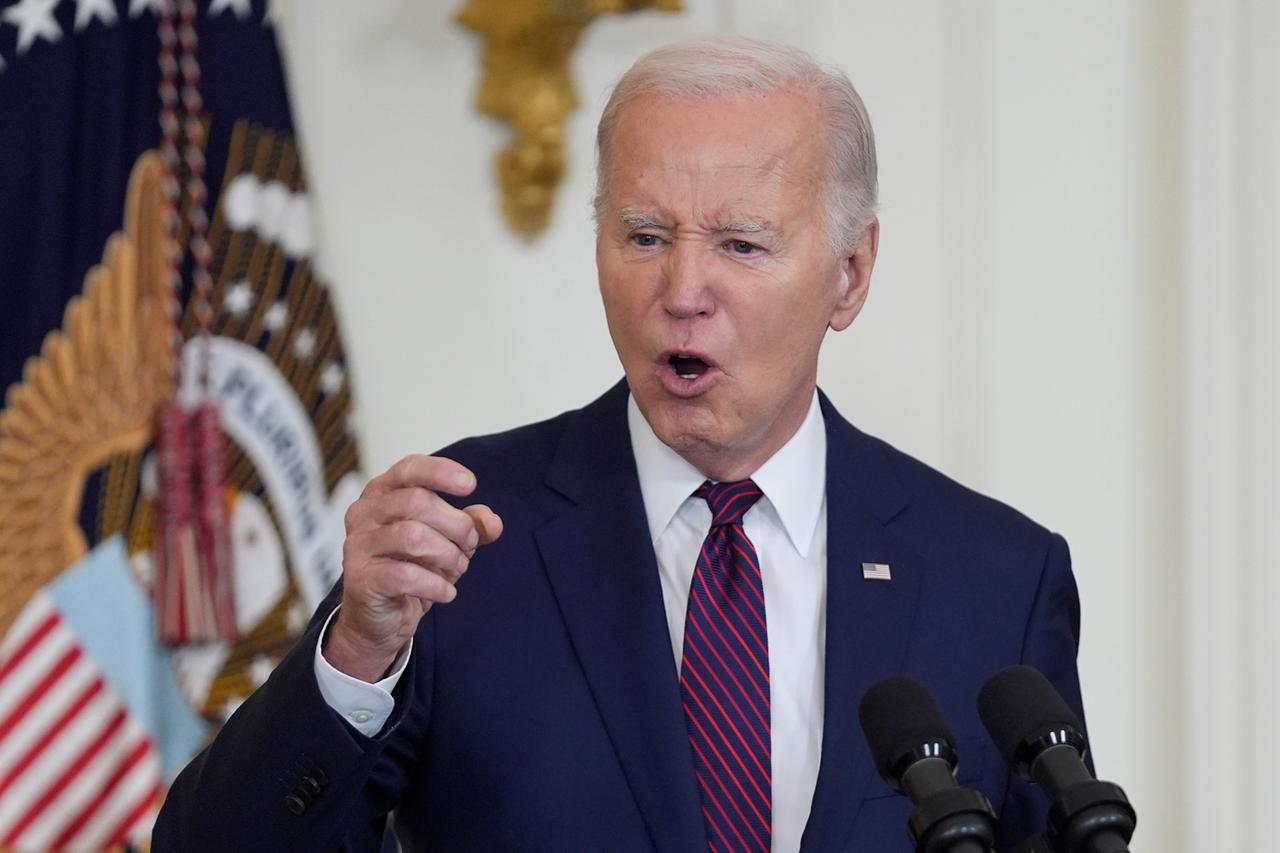 US-Präsident Joe Biden steht vor einem Mikrofon und gestikuliert. 