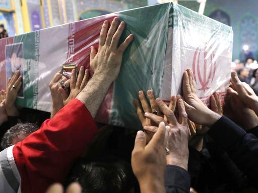 Hände an einem Sarg: Iraner nehmen an einem Trauergebet für den verstorbenen iranischen Präsidenten Ebrahim Raisi teil,  der bei einem Hubschrauberabsturz ums Leben kam.