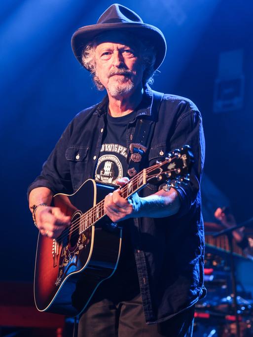 Wolfgang Niedecken steht während eines Konzert der Band BAP auf der Bühne. Wolfgang Niedecken steht während eines Konzert der Band BAP auf der Bühne.