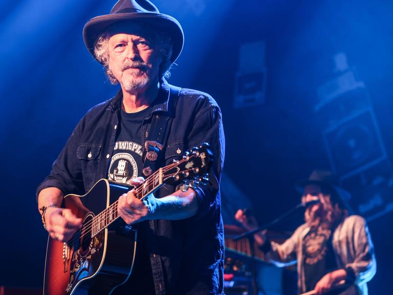 Wolfgang Niedecken steht während eines Konzert der Band BAP auf der Bühne. Wolfgang Niedecken steht während eines Konzert der Band BAP auf der Bühne.