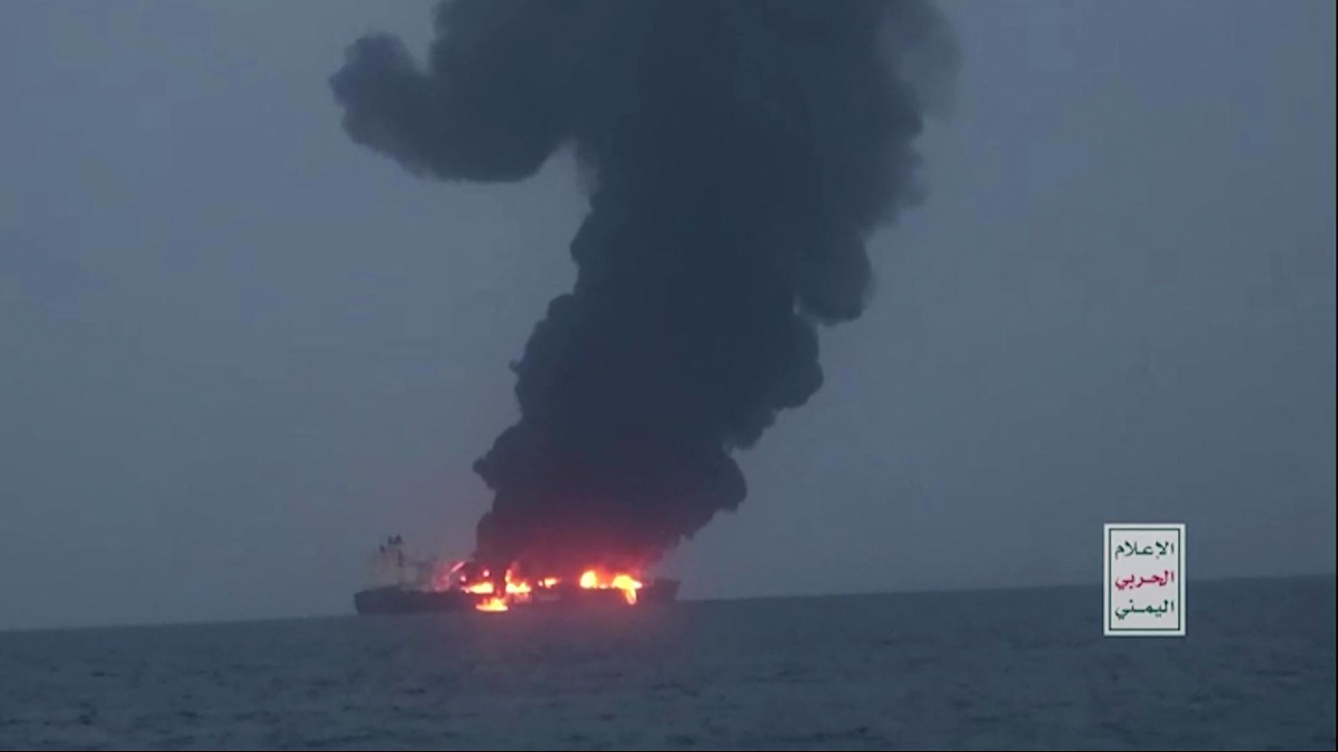 Das Foto, das von den Huthi veröffentlicht wurde, soll den Tanker "Sounion" zeigen, der in Brand geraten ist.